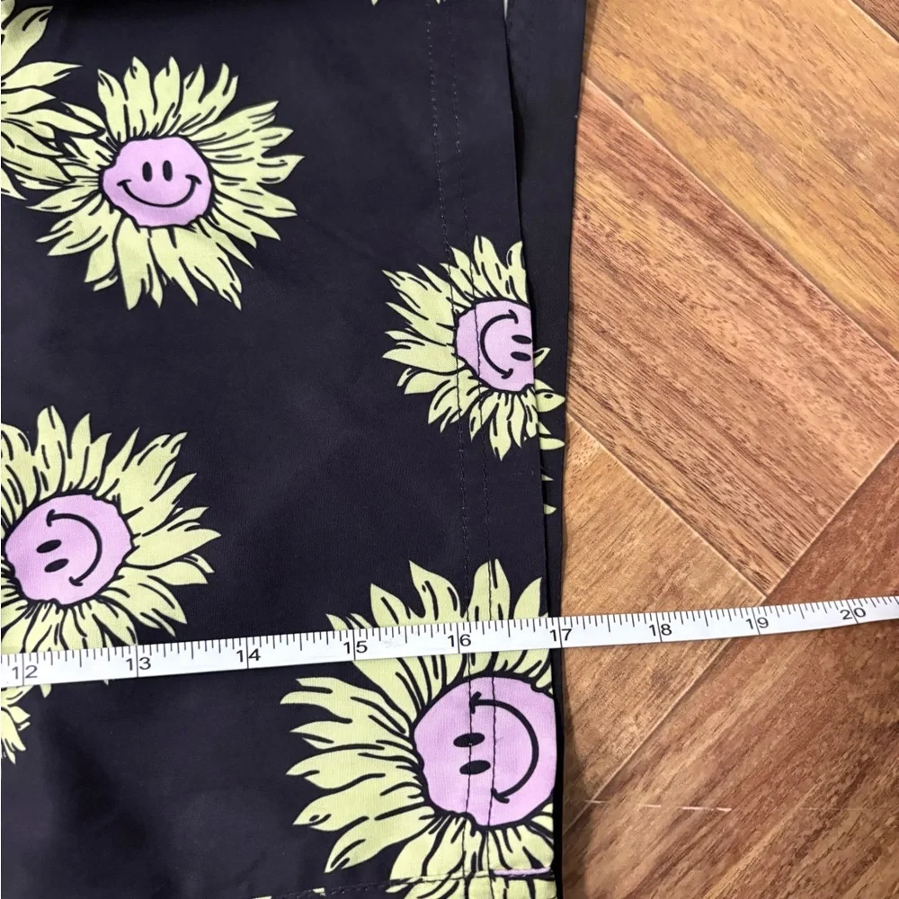 Neff Men’s Medium Black Swim Shorts Happy Face Blossoms Swim Trunks smiley fun